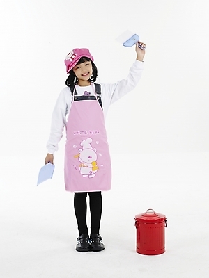 포토 JPG 스튜디오촬영 전신 여자 초등학생 어린이 분홍색 포즈 실내 표정 한명 미소 웃음 누끼 사람 동양인 손짓 소녀 빨간색 세로 앞치마 한국인 쓰레기통 청소도구 빗자루 청소 쓰레받기 여자만 여자한명만 어린이만 소녀만 소녀한명만 국내포토 1 학생 컬러 모션 인종 내부 도구 파일형식