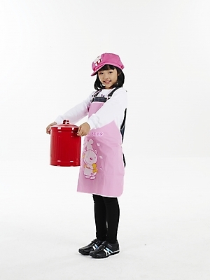 포토 JPG 스튜디오촬영 전신 여자 초등학생 어린이 분홍색 포즈 실내 표정 한명 미소 웃음 누끼 사람 동양인 손짓 소녀 빨간색 세로 앞치마 한국인 쓰레기통 청소 여자만 여자한명만 어린이만 소녀만 소녀한명만 국내포토 1 학생 컬러 모션 인종 내부 파일형식