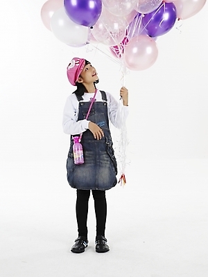 포토 JPG 스튜디오촬영 전신 여자 초등학생 어린이 포즈 실내 표정 한명 미소 웃음 사람 동양인 소녀 이벤트 세로 파티 한국인 풍선 여자만 여자한명만 어린이만 소녀만 소녀한명만 국내포토 1 학생 인종 내부 파일형식