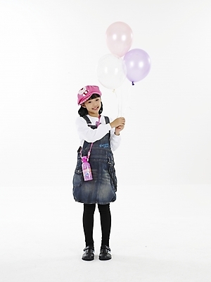 포토 JPG 스튜디오촬영 전신 여자 초등학생 어린이 포즈 실내 표정 한명 미소 웃음 누끼 사람 동양인 소녀 이벤트 세로 파티 한국인 풍선 여자만 여자한명만 어린이만 소녀만 소녀한명만 국내포토 1 학생 인종 내부 파일형식