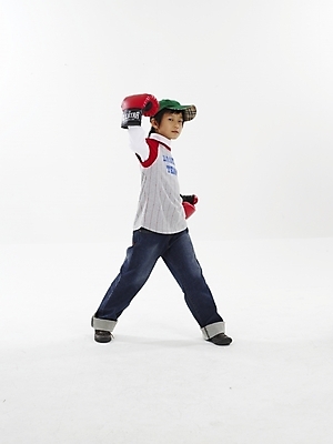 포토 JPG 스튜디오촬영 전신 모자 남자 초등학생 어린이 포즈 실내 표정 한명 누끼 사람 동양인 소년 세로 한국인 글러브 권투글러브 남자만 남자한명만 어린이만 소년만 소년한명만 국내포토 1 학생 잡화 스포츠용품 장갑 인종 내부 파일형식