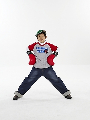 포토 JPG 스튜디오촬영 전신 모자 남자 초등학생 어린이 포즈 실내 표정 한명 누끼 사람 동양인 소년 세로 한국인 글러브 권투글러브 남자만 남자한명만 어린이만 소년만 소년한명만 국내포토 1 학생 잡화 스포츠용품 장갑 인종 내부 파일형식