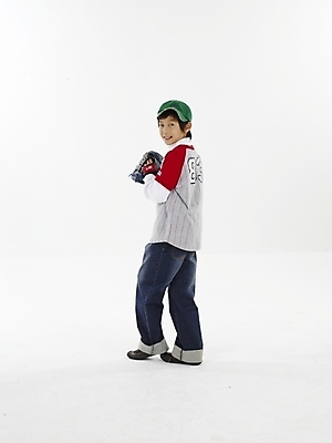 포토 JPG 스튜디오촬영 전신 모자 남자 초등학생 어린이 포즈 실내 표정 한명 누끼 사람 동양인 소년 세로 한국인 글러브 야구글러브 남자만 남자한명만 어린이만 소년만 소년한명만 국내포토 1 학생 잡화 스포츠용품 장갑 인종 내부 파일형식