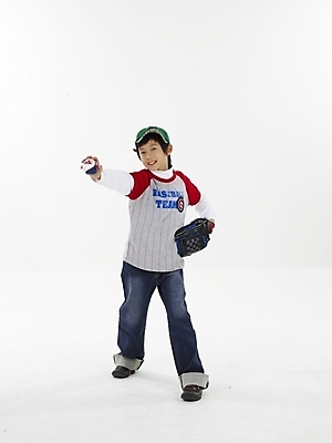 포토 JPG 스튜디오촬영 전신 모자 남자 초등학생 어린이 포즈 공 실내 표정 한명 누끼 사람 동양인 소년 세로 한국인 글러브 야구글러브 야구공 남자만 남자한명만 어린이만 소년만 소년한명만 국내포토 1 학생 잡화 스포츠용품 장갑 인종 내부 야구용품 파일형식