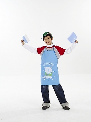 포토 JPG 스튜디오촬영 전신 모자 남자 초등학생 어린이 포즈 실내 표정 한명 누끼 사람 동양인 소년 세로 앞치마 한국인 빗자루 청소 쓰레받기 남자만 남자한명만 어린이만 소년만 소년한명만 국내포토 1 학생 잡화 인종 내부 청소도구 파일형식