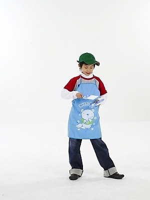 포토 JPG 스튜디오촬영 전신 모자 남자 초등학생 어린이 포즈 실내 표정 한명 미소 웃음 누끼 사람 동양인 손짓 소년 세로 앞치마 한국인 청소 쓰레받기 남자만 남자한명만 어린이만 소년만 소년한명만 국내포토 1 학생 잡화 모션 인종 내부 청소도구 파일형식