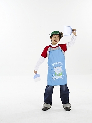 포토 JPG 스튜디오촬영 전신 모자 남자 초등학생 어린이 포즈 실내 표정 한명 미소 웃음 누끼 사람 동양인 손짓 소년 세로 앞치마 한국인 청소 쓰레받기 남자만 남자한명만 어린이만 소년만 소년한명만 국내포토 1 학생 잡화 모션 인종 내부 청소도구 파일형식