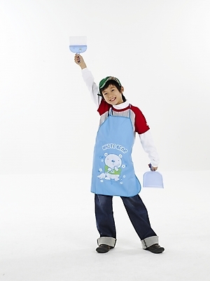 포토 JPG 스튜디오촬영 전신 모자 남자 초등학생 어린이 포즈 실내 표정 한명 누끼 사람 동양인 소년 세로 앞치마 한국인 빗자루 청소 쓰레받기 남자만 남자한명만 어린이만 소년만 소년한명만 국내포토 1 학생 잡화 인종 내부 청소도구 파일형식