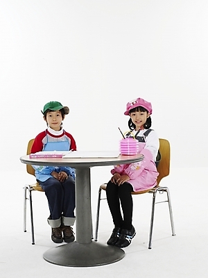 포토 JPG 스튜디오촬영 전신 모자 학생 여자 어린이교육 교육 남자 초등학생 어린이 포즈 의자 탁자 실내 표정 미술 누끼 사람 앉기 동양인 소녀 소년 상반신 두명 세로 앞치마 물감 미술도구 한국인 붓 그리기 스케치북 그림 어린이만 국내포토 잡화 가구 모션 문화예술 학용품 인종 내부 오브젝트 파일형식