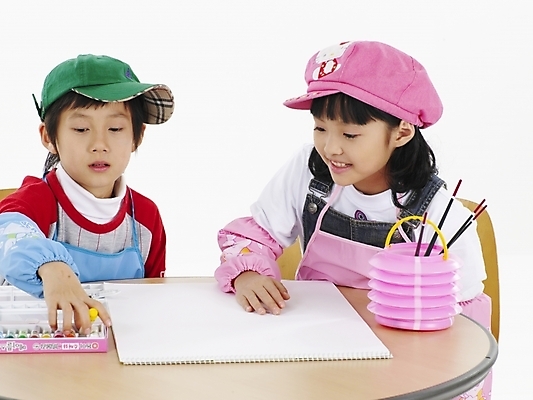 포토 JPG 스튜디오촬영 모자 학생 여자 어린이교육 교육 남자 초등학생 어린이 포즈 실내 표정 미술 미소 웃음 사람 동양인 소녀 소년 상반신 두명 가로 친구 앞치마 물감 한국인 붓 그리기 물통 스케치북 그림 어린이만 국내포토 잡화 관계 모션 문화예술 학용품 인종 내부 미술도구 파일형식