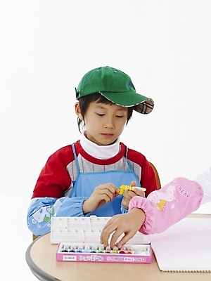 포토 JPG 스튜디오촬영 모자 학생 어린이교육 교육 남자 초등학생 어린이 포즈 실내 표정 미술 한명 사람 동양인 소년 상반신 세로 앞치마 물감 한국인 그리기 스케치북 그림 남자만 남자한명만 어린이만 소년만 소년한명만 국내포토 1 잡화 모션 문화예술 학용품 인종 내부 미술도구 파일형식