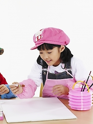 포토 JPG 스튜디오촬영 모자 학생 여자 어린이교육 교육 초등학생 어린이 포즈 실내 표정 미술 한명 미소 웃음 사람 동양인 소녀 상반신 세로 앞치마 물감 한국인 붓 그리기 물통 스케치북 그림 여자만 여자한명만 어린이만 소녀만 소녀한명만 국내포토 1 잡화 모션 문화예술 학용품 인종 내부 미술도구 파일형식