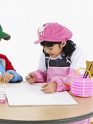 포토 JPG 스튜디오촬영 모자 학생 여자 어린이교육 교육 초등학생 어린이 포즈 실내 표정 미술 한명 사람 동양인 소녀 상반신 세로 앞치마 물감 한국인 그리기 물통 스케치북 그림 여자만 여자한명만 어린이만 소녀만 소녀한명만 국내포토 1 잡화 모션 문화예술 학용품 인종 내부 미술도구 파일형식