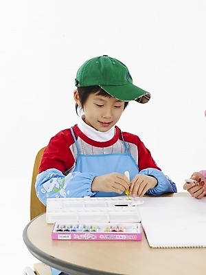 포토 JPG 스튜디오촬영 모자 학생 어린이교육 교육 남자 초등학생 어린이 포즈 실내 표정 미술 한명 사람 동양인 소년 상반신 세로 앞치마 물감 한국인 그리기 스케치북 그림 남자만 남자한명만 어린이만 소년만 소년한명만 국내포토 1 잡화 모션 문화예술 학용품 인종 내부 미술도구 파일형식