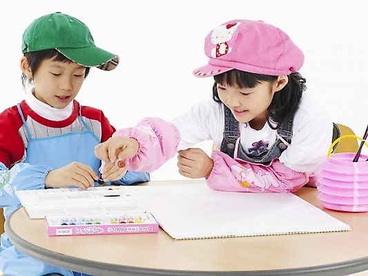 포토 JPG 스튜디오촬영 모자 학생 여자 어린이교육 교육 남자 초등학생 어린이 포즈 실내 표정 미술 사람 동양인 소녀 소년 상반신 두명 가로 앞치마 물감 한국인 그리기 물통 스케치북 그림 어린이만 국내포토 잡화 모션 문화예술 학용품 인종 내부 미술도구 파일형식