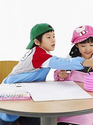 포토 JPG 스튜디오촬영 모자 학생 여자 어린이교육 교육 남자 초등학생 어린이 포즈 실내 표정 미술 미소 웃음 사람 동양인 소녀 소년 상반신 두명 세로 친구 앞치마 물감 한국인 그리기 스케치북 그림 어린이만 국내포토 잡화 관계 모션 문화예술 학용품 인종 내부 미술도구 파일형식