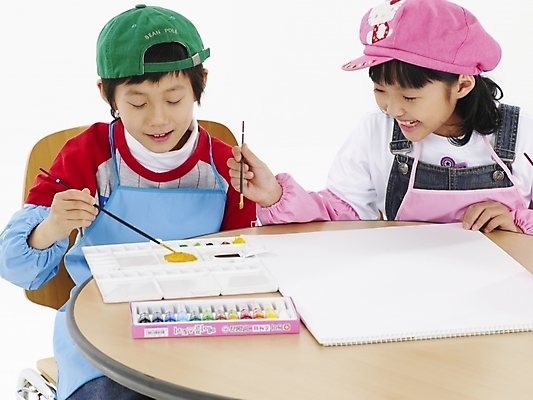 포토 JPG 스튜디오촬영 모자 학생 여자 어린이교육 교육 남자 초등학생 어린이 포즈 실내 표정 미술 미소 웃음 사람 동양인 소녀 소년 상반신 두명 가로 친구 앞치마 물감 한국인 붓 그리기 그림 어린이만 국내포토 잡화 관계 모션 문화예술 인종 내부 미술도구 파일형식