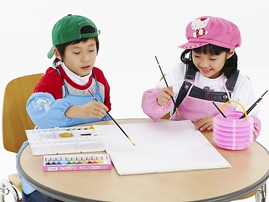포토 JPG 스튜디오촬영 모자 학생 여자 어린이교육 교육 남자 초등학생 어린이 포즈 실내 표정 미술 미소 웃음 사람 동양인 소녀 소년 상반신 두명 가로 친구 앞치마 물감 한국인 붓 그리기 물통 스케치북 그림 어린이만 국내포토 잡화 관계 모션 문화예술 학용품 인종 내부 미술도구 파일형식