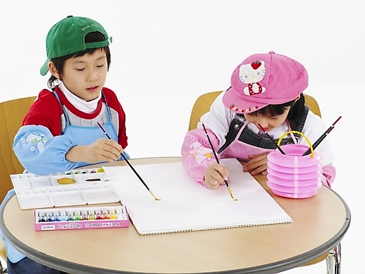 포토 JPG 스튜디오촬영 모자 학생 여자 어린이교육 교육 남자 초등학생 어린이 포즈 실내 표정 미술 미소 웃음 사람 동양인 소녀 소년 상반신 두명 가로 친구 앞치마 물감 한국인 붓 그리기 물통 스케치북 그림 어린이만 국내포토 잡화 관계 모션 문화예술 학용품 인종 내부 미술도구 파일형식