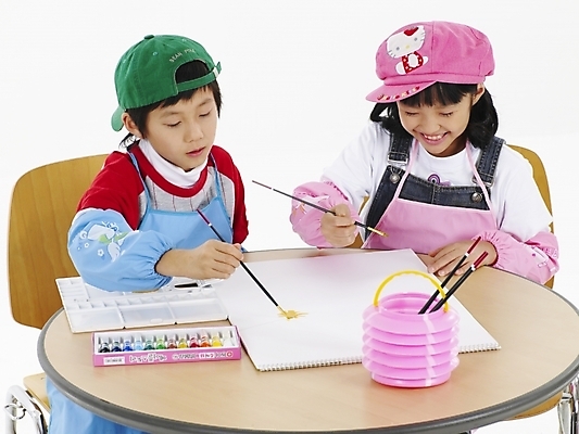 포토 JPG 스튜디오촬영 모자 학생 여자 어린이교육 교육 남자 초등학생 어린이 포즈 실내 표정 미술 미소 웃음 사람 동양인 소녀 소년 상반신 두명 가로 친구 앞치마 물감 한국인 붓 그리기 물통 스케치북 그림 어린이만 국내포토 잡화 관계 모션 문화예술 학용품 인종 내부 미술도구 파일형식