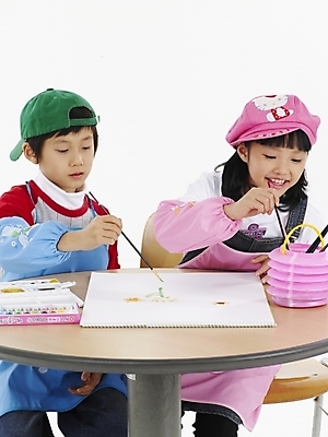 포토 JPG 스튜디오촬영 모자 학생 여자 어린이교육 교육 남자 초등학생 어린이 포즈 실내 표정 미술 사람 동양인 소녀 소년 상반신 두명 세로 앞치마 물감 한국인 붓 그리기 물통 스케치북 그림 어린이만 국내포토 잡화 모션 문화예술 학용품 인종 내부 미술도구 파일형식