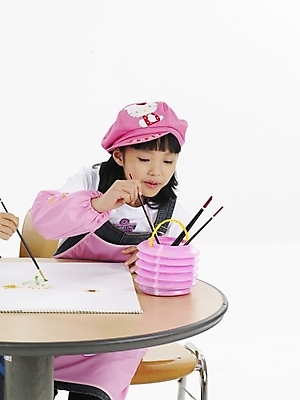 포토 JPG 스튜디오촬영 모자 학생 여자 어린이교육 교육 초등학생 어린이 포즈 실내 표정 미술 한명 사람 동양인 소녀 상반신 세로 앞치마 물감 한국인 붓 그리기 물통 스케치북 그림 여자만 여자한명만 어린이만 소녀만 소녀한명만 국내포토 1 잡화 모션 문화예술 학용품 인종 내부 미술도구 파일형식