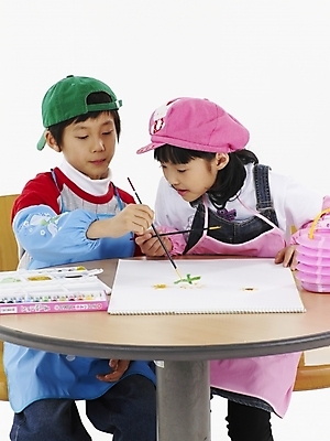 포토 JPG 스튜디오촬영 모자 학생 여자 어린이교육 교육 남자 초등학생 어린이 포즈 실내 표정 미술 사람 동양인 소녀 소년 상반신 두명 세로 앞치마 물감 한국인 붓 그리기 물통 스케치북 그림 어린이만 국내포토 잡화 모션 문화예술 학용품 인종 내부 미술도구 파일형식