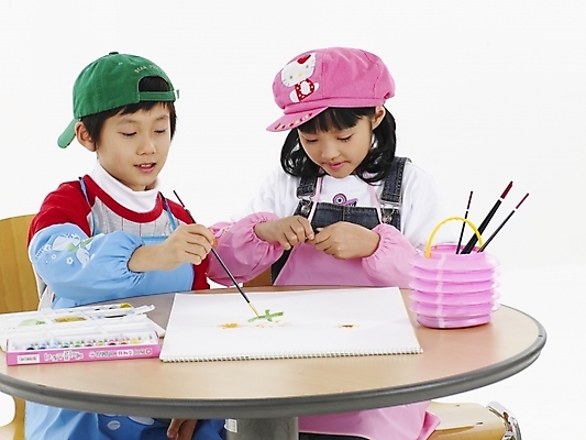 포토 JPG 스튜디오촬영 모자 학생 여자 어린이교육 교육 남자 초등학생 어린이 포즈 실내 표정 미술 미소 웃음 사람 동양인 소녀 소년 상반신 두명 가로 친구 앞치마 물감 한국인 붓 그리기 물통 스케치북 그림 어린이만 국내포토 잡화 관계 모션 문화예술 학용품 인종 내부 미술도구 파일형식