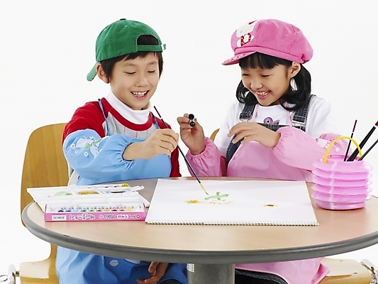 포토 JPG 스튜디오촬영 모자 학생 여자 어린이교육 교육 남자 초등학생 어린이 포즈 실내 표정 미술 사람 동양인 소녀 소년 상반신 두명 가로 앞치마 물감 한국인 붓 그리기 물통 스케치북 그림 어린이만 국내포토 잡화 모션 문화예술 학용품 인종 내부 미술도구 파일형식