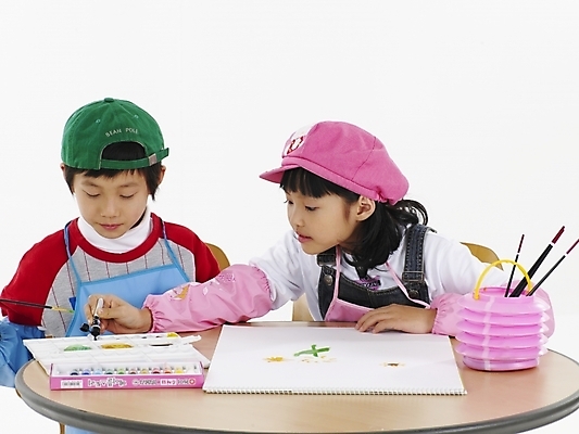 포토 JPG 스튜디오촬영 모자 학생 여자 어린이교육 교육 남자 초등학생 어린이 포즈 실내 표정 미술 미소 웃음 사람 동양인 소녀 소년 상반신 두명 가로 친구 앞치마 물감 한국인 붓 그리기 물통 스케치북 그림 어린이만 국내포토 잡화 관계 모션 문화예술 학용품 인종 내부 미술도구 파일형식