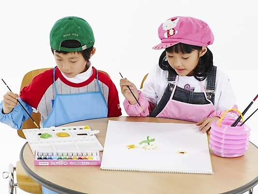 포토 JPG 스튜디오촬영 모자 학생 여자 어린이교육 교육 남자 초등학생 어린이 포즈 실내 표정 미술 미소 웃음 사람 동양인 소녀 소년 상반신 두명 가로 친구 앞치마 물감 한국인 붓 그리기 물통 스케치북 그림 어린이만 국내포토 잡화 관계 모션 문화예술 학용품 인종 내부 미술도구 파일형식