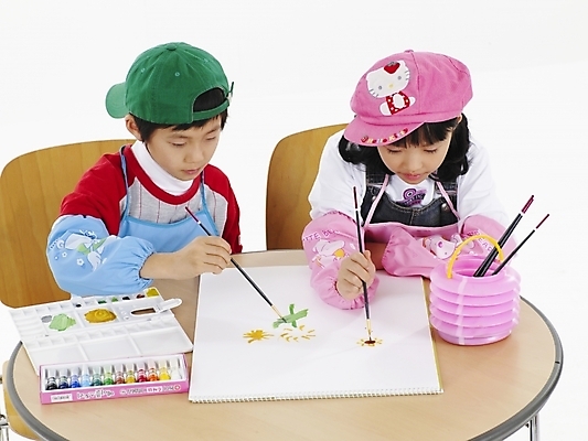 포토 JPG 스튜디오촬영 모자 학생 여자 어린이교육 교육 남자 초등학생 어린이 포즈 실내 표정 미술 사람 동양인 소녀 소년 상반신 두명 가로 앞치마 물감 한국인 붓 그리기 물통 스케치북 그림 어린이만 국내포토 잡화 모션 문화예술 학용품 인종 내부 미술도구 파일형식