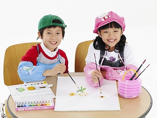 포토 JPG 스튜디오촬영 모자 학생 여자 어린이교육 교육 남자 초등학생 어린이 포즈 실내 표정 미술 미소 웃음 사람 동양인 소녀 소년 상반신 두명 가로 친구 앞치마 물감 한국인 붓 그리기 물통 스케치북 그림 어린이만 국내포토 잡화 관계 모션 문화예술 학용품 인종 내부 미술도구 파일형식