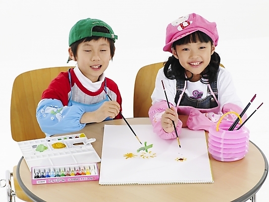 포토 JPG 스튜디오촬영 모자 학생 여자 어린이교육 교육 남자 초등학생 어린이 포즈 실내 표정 미술 사람 동양인 소녀 소년 상반신 두명 가로 앞치마 물감 한국인 붓 그리기 물통 스케치북 그림 어린이만 국내포토 잡화 모션 문화예술 학용품 인종 내부 미술도구 파일형식