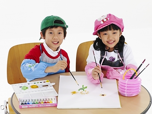 포토 JPG 스튜디오촬영 모자 학생 여자 어린이교육 교육 남자 초등학생 어린이 포즈 실내 표정 미술 미소 웃음 사람 동양인 소녀 소년 상반신 두명 가로 친구 앞치마 물감 한국인 붓 그리기 물통 스케치북 그림 어린이만 국내포토 잡화 관계 모션 문화예술 학용품 인종 내부 미술도구 파일형식