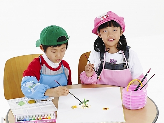 포토 JPG 스튜디오촬영 모자 학생 여자 어린이교육 교육 남자 초등학생 어린이 분홍색 포즈 하늘색 탁자 실내 표정 미술 사람 동양인 소녀 소년 상반신 두명 가로 빨간색 초록색 물감 한국인 붓 그리기 스케치북 그림 어린이만 국내포토 잡화 컬러 가구 모션 문화예술 학용품 인종 내부 파란색 미술도구 파일형식