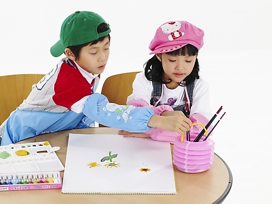 포토 JPG 스튜디오촬영 모자 학생 여자 어린이교육 교육 남자 초등학생 어린이 분홍색 포즈 하늘색 탁자 실내 표정 미술 사람 동양인 소녀 소년 상반신 두명 가로 빨간색 초록색 물감 한국인 붓 그리기 스케치북 그림 어린이만 국내포토 잡화 컬러 가구 모션 문화예술 학용품 인종 내부 파란색 미술도구 파일형식