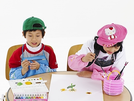 포토 JPG 스튜디오촬영 모자 학생 여자 어린이교육 교육 남자 초등학생 어린이 분홍색 포즈 하늘색 탁자 실내 표정 미술 사람 동양인 소녀 소년 상반신 두명 가로 빨간색 초록색 물감 한국인 붓 그리기 스케치북 그림 어린이만 국내포토 잡화 컬러 가구 모션 문화예술 학용품 인종 내부 파란색 미술도구 파일형식