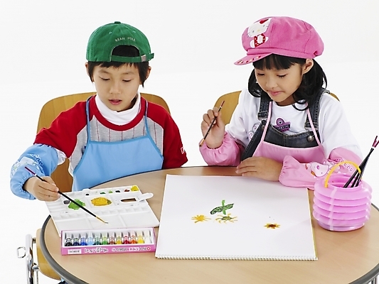 포토 JPG 스튜디오촬영 모자 학생 여자 어린이교육 교육 남자 초등학생 어린이 분홍색 포즈 하늘색 탁자 실내 표정 미술 미소 웃음 사람 동양인 소녀 소년 상반신 두명 가로 빨간색 초록색 친구 물감 한국인 붓 그리기 물통 스케치북 그림 어린이만 국내포토 잡화 컬러 가구 관계 모션 문화예술 학용품 인종 내부 파란색 미술도구 파일형식
