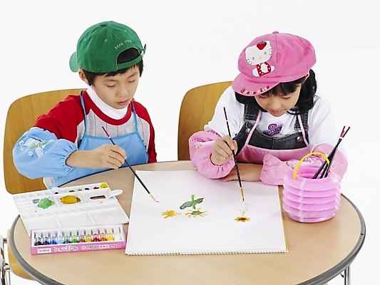 포토 JPG 스튜디오촬영 모자 학생 여자 어린이교육 교육 남자 초등학생 어린이 분홍색 포즈 하늘색 탁자 실내 표정 미술 미소 웃음 사람 동양인 소녀 소년 상반신 두명 가로 빨간색 초록색 친구 물감 한국인 붓 그리기 스케치북 그림 어린이만 국내포토 잡화 컬러 가구 관계 모션 문화예술 학용품 인종 내부 파란색 미술도구 파일형식