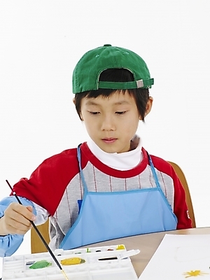 포토 JPG 스튜디오촬영 모자 학생 어린이교육 교육 남자 초등학생 어린이 포즈 하늘색 탁자 실내 표정 미술 한명 사람 동양인 소년 상반신 빨간색 세로 초록색 물감 한국인 붓 그리기 스케치북 그림 남자만 남자한명만 어린이만 소년만 소년한명만 국내포토 1 잡화 컬러 가구 모션 문화예술 학용품 인종 내부 파란색 미술도구 파일형식