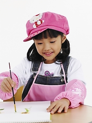 포토 JPG 스튜디오촬영 모자 학생 여자 어린이교육 교육 초등학생 어린이 분홍색 포즈 탁자 실내 표정 미술 한명 사람 동양인 소녀 상반신 세로 한국인 붓 그리기 스케치북 그림 여자만 여자한명만 어린이만 소녀만 소녀한명만 국내포토 1 잡화 컬러 가구 모션 문화예술 학용품 인종 내부 파일형식