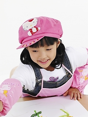 포토 JPG 스튜디오촬영 모자 학생 여자 어린이교육 교육 초등학생 어린이 분홍색 포즈 탁자 실내 표정 미술 한명 사람 동양인 소녀 상반신 세로 한국인 그리기 스케치북 그림 여자만 여자한명만 어린이만 소녀만 소녀한명만 국내포토 1 잡화 컬러 가구 모션 문화예술 학용품 인종 내부 파일형식