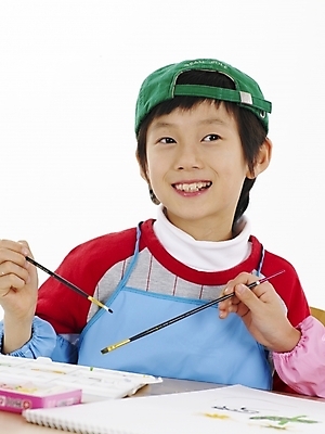 포토 JPG 스튜디오촬영 모자 학생 어린이교육 교육 남자 초등학생 어린이 포즈 하늘색 탁자 실내 표정 미술 한명 사람 동양인 소년 상반신 빨간색 세로 초록색 물감 한국인 붓 그리기 스케치북 그림 남자만 남자한명만 어린이만 소년만 소년한명만 국내포토 1 잡화 컬러 가구 모션 문화예술 학용품 인종 내부 파란색 미술도구 파일형식