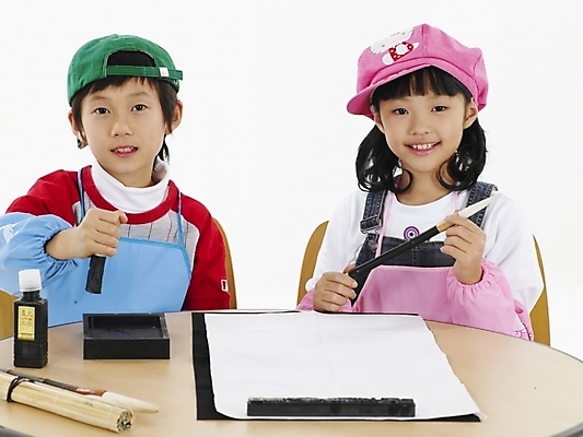 포토 JPG 스튜디오촬영 모자 학생 여자 어린이교육 교육 남자 초등학생 어린이 분홍색 포즈 하늘색 탁자 서예 실내 표정 미술 사람 동양인 소녀 소년 상반신 두명 가로 빨간색 초록색 한국인 어린이만 국내포토 한국전통 잡화 컬러 가구 문화예술 인종 내부 파란색 파일형식