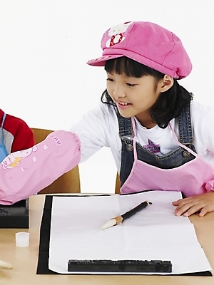 포토 JPG 스튜디오촬영 모자 학생 여자 어린이교육 교육 초등학생 어린이 분홍색 포즈 탁자 서예 실내 표정 미술 한명 미소 웃음 사람 동양인 소녀 근접촬영 상반신 세로 한국인 여자만 여자한명만 어린이만 소녀만 소녀한명만 국내포토 1 한국전통 잡화 뷰포인트 컬러 가구 문화예술 인종 내부 파일형식