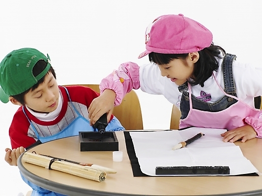 포토 JPG 스튜디오촬영 모자 학생 여자 어린이교육 교육 남자 초등학생 어린이 분홍색 포즈 하늘색 탁자 서예 실내 표정 미술 미소 웃음 사람 동양인 소녀 소년 상반신 두명 가로 빨간색 초록색 친구 한국인 먹 벼루 어린이만 국내포토 한국전통 잡화 컬러 가구 관계 문화예술 인종 내부 파란색 파일형식