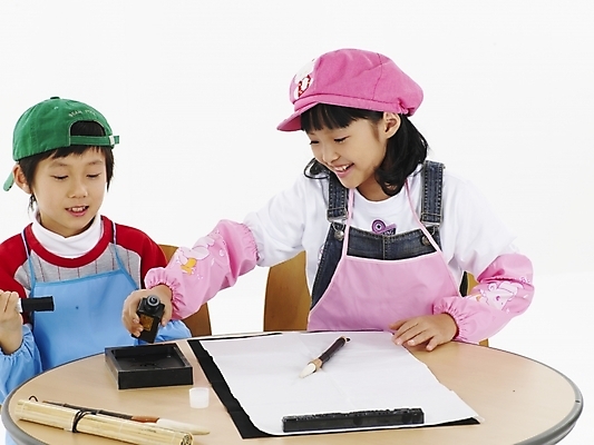 포토 JPG 스튜디오촬영 모자 학생 여자 어린이교육 교육 남자 초등학생 어린이 분홍색 포즈 하늘색 탁자 서예 실내 표정 미술 미소 웃음 사람 동양인 소녀 소년 상반신 두명 가로 빨간색 초록색 친구 한국인 먹 벼루 어린이만 국내포토 한국전통 잡화 컬러 가구 관계 문화예술 인종 내부 파란색 파일형식