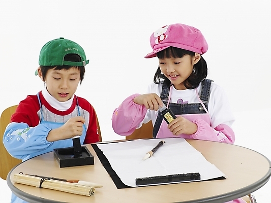 포토 JPG 스튜디오촬영 모자 학생 여자 어린이교육 교육 남자 초등학생 어린이 분홍색 포즈 하늘색 탁자 서예 실내 표정 미술 미소 웃음 사람 동양인 소녀 소년 상반신 두명 가로 빨간색 초록색 친구 한국인 먹 벼루 어린이만 국내포토 한국전통 잡화 컬러 가구 관계 문화예술 인종 내부 파란색 파일형식