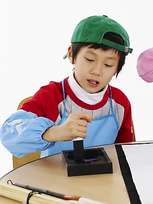 포토 JPG 스튜디오촬영 모자 학생 어린이교육 교육 남자 초등학생 어린이 포즈 하늘색 탁자 서예 실내 표정 미술 한명 사람 동양인 소년 상반신 빨간색 세로 초록색 한국인 남자만 남자한명만 어린이만 소년만 소년한명만 국내포토 1 한국전통 잡화 컬러 가구 문화예술 인종 내부 파란색 파일형식